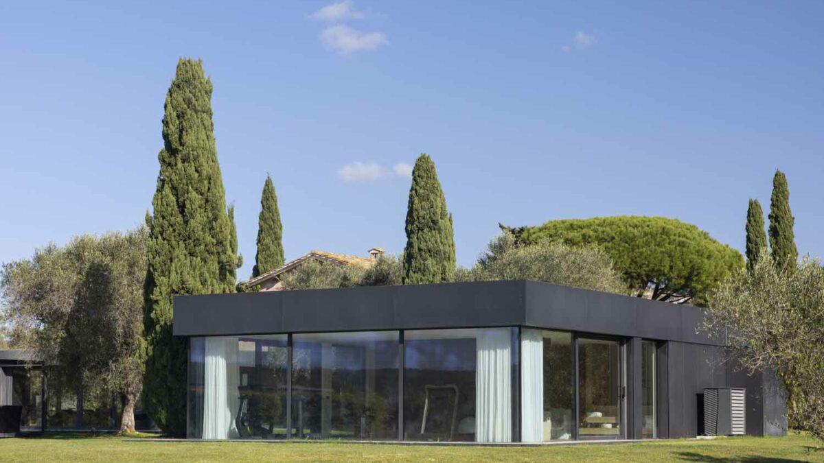 Dependance in legno di una villa