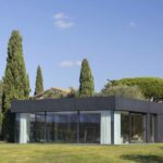 Dependance in legno di una villa