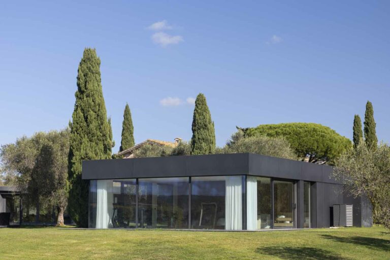 Dependance in legno di una villa