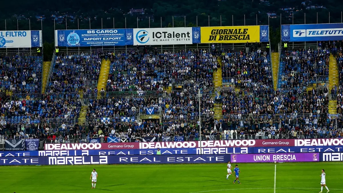 Cartellonistica Idealwood a bordocampo allo stadio Rigamonti durante una partita di Union Brescia